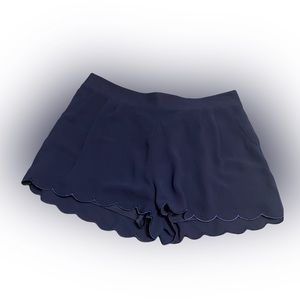 Super cute scalloped shorts size M